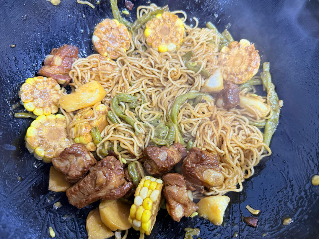 排骨豆角玉米土豆焖面