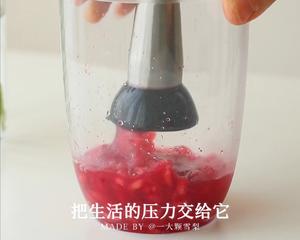 石榴茉莉冰茶🥤巨好喝！不用榨汁机的做法 步骤3