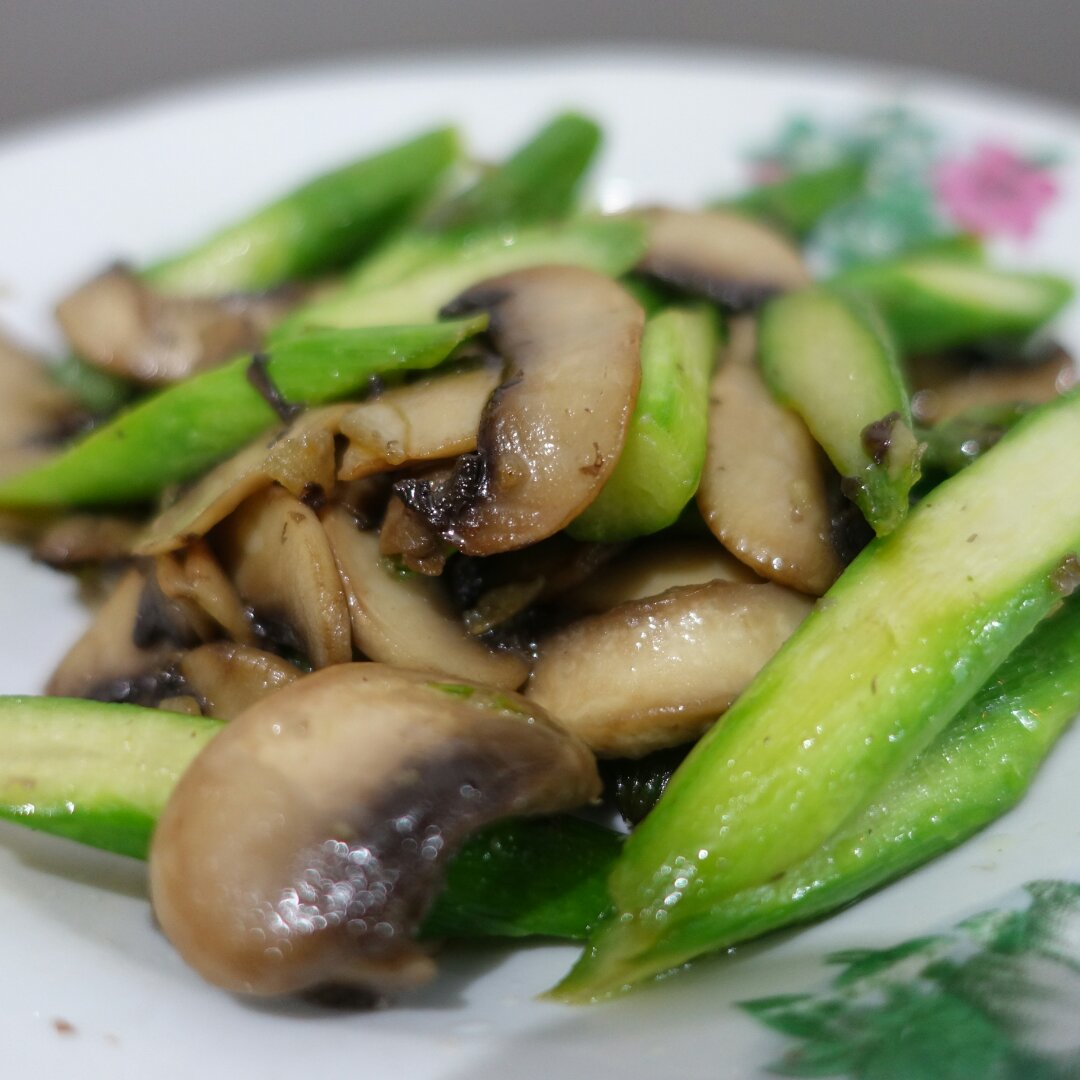 那个温热的跳动做的芦笋炒蘑菇