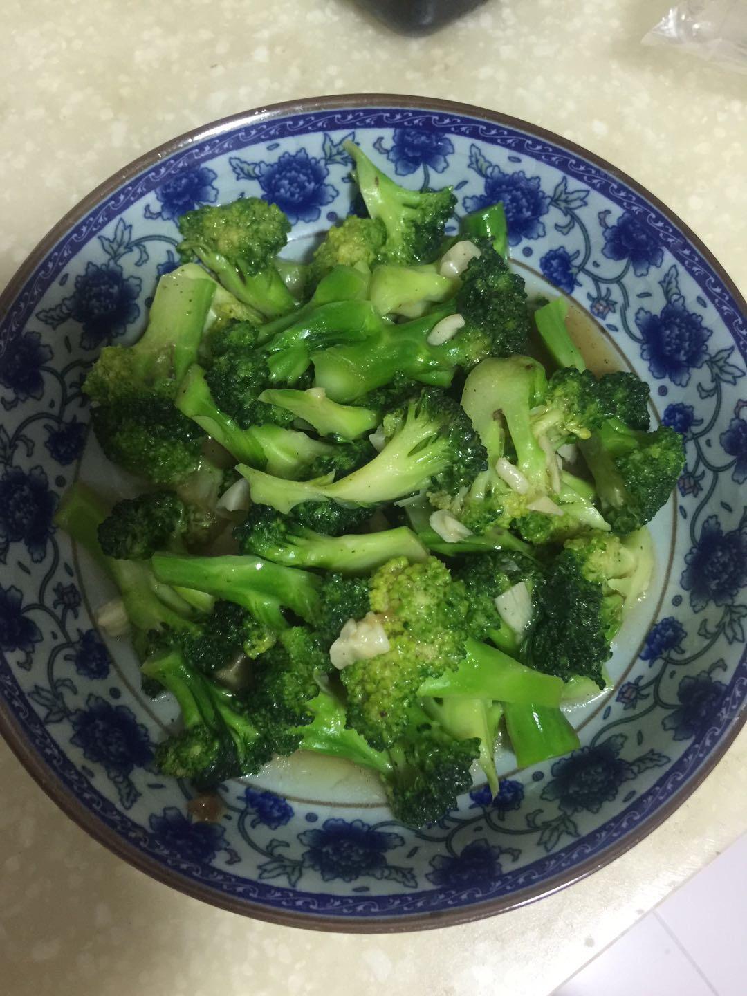 好吃到爆的耗油蒜蓉西兰花(从不修图，喜欢请关注)