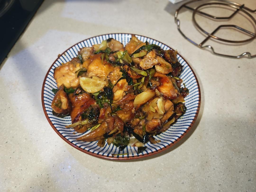 香味十足的沙姜鸡煲