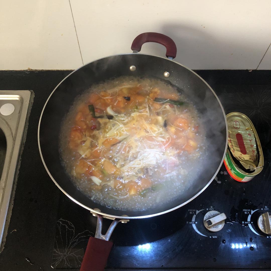 金针菇肥牛番茄锅