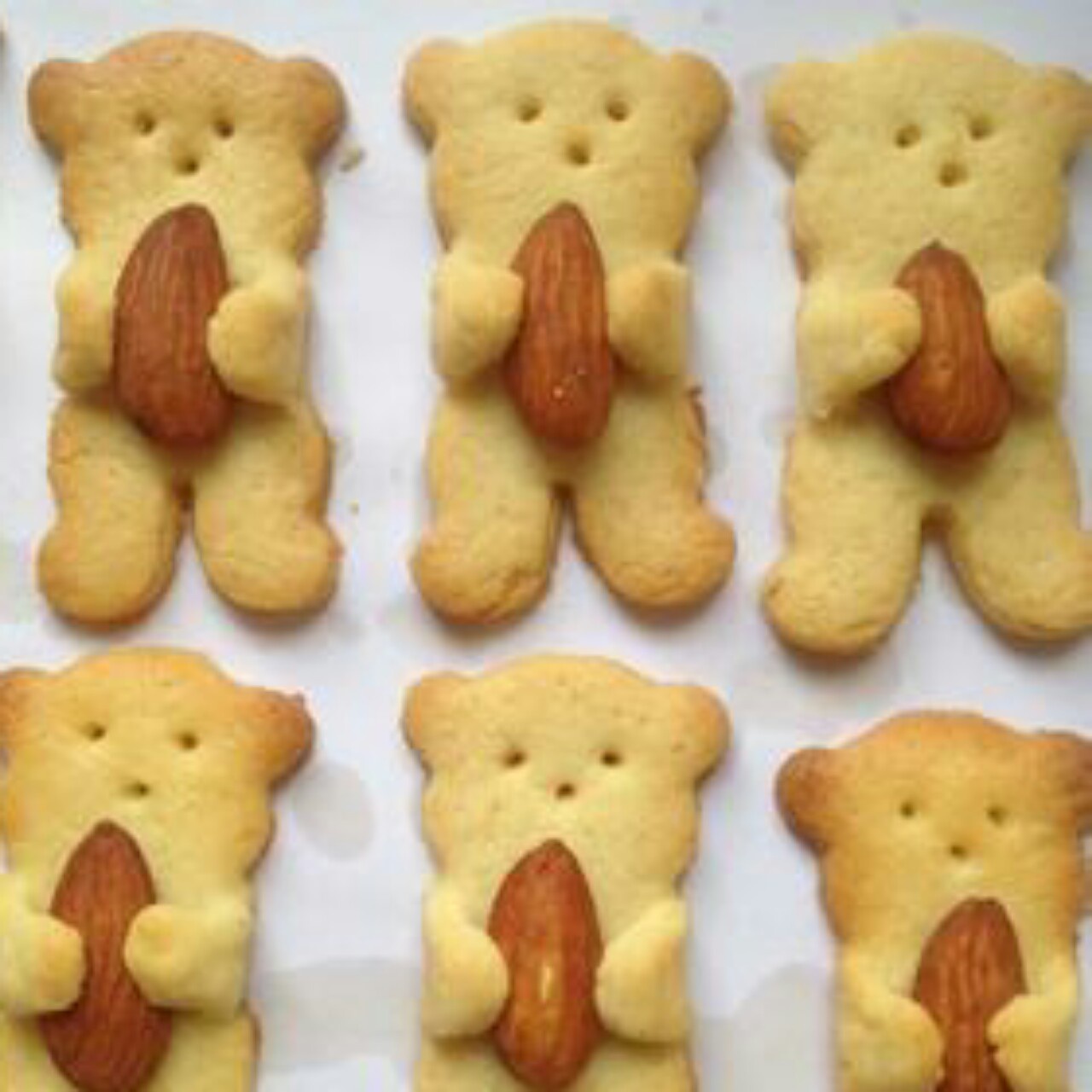 抱杏仁的小熊（造型饼干）