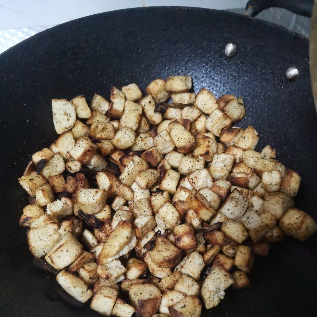 葱味香酥炒饼（消耗隔夜剩的烧饼馒头）