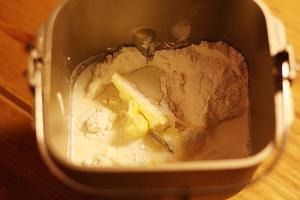 超绵鲜奶土司-松下面包机的做法 步骤1