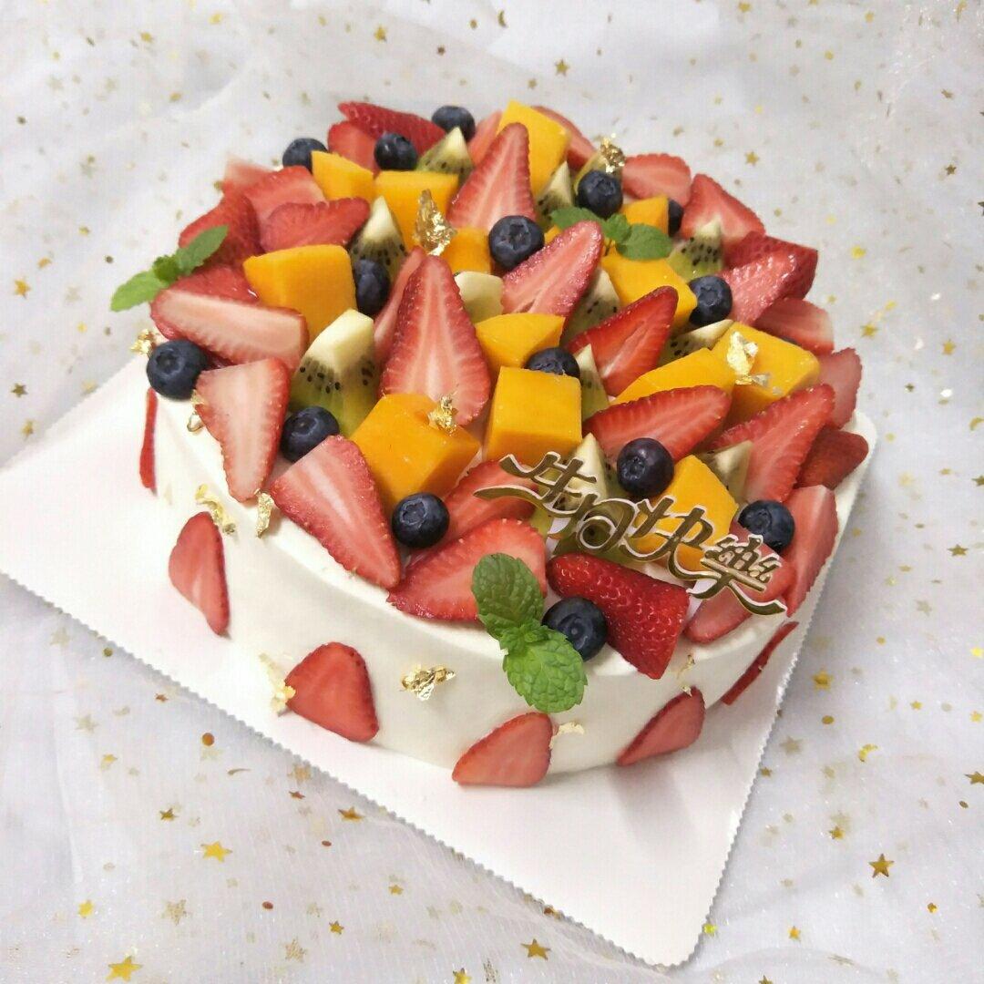 草莓装饰奶油蛋糕