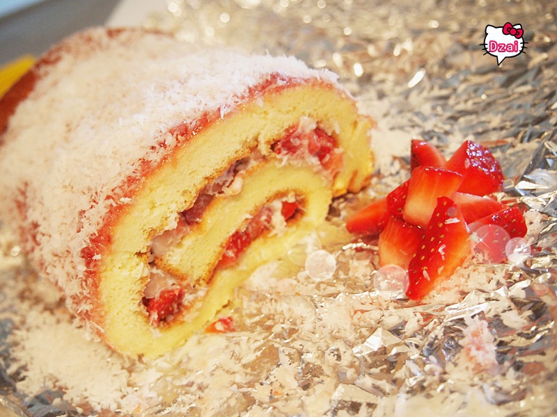 小佳dzai做的草莓椰丝蛋糕卷