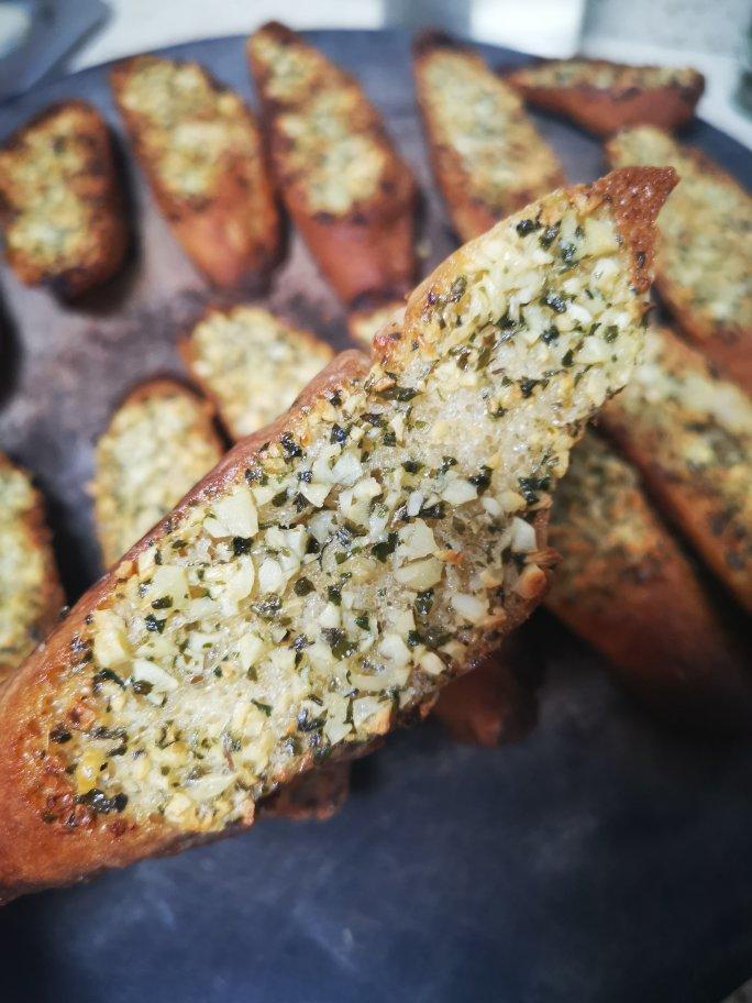 🥖浓汤好搭档，黄油蒜香法棍。Garlic Bread🥖