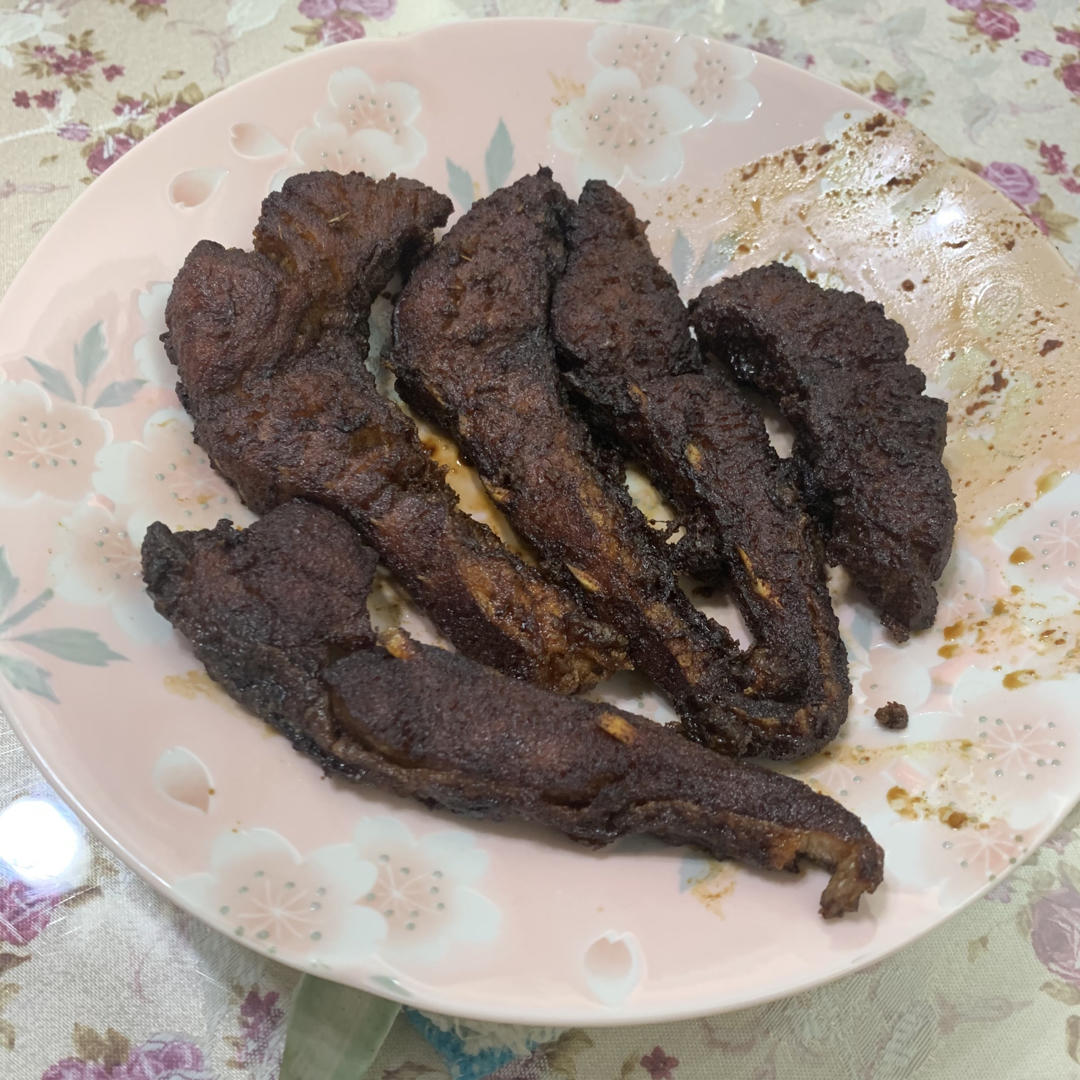 爆鱼。又叫熏鱼。