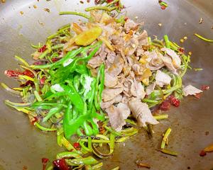 鲜蕨菜炒肉的做法 步骤11