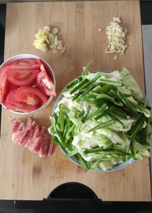西红柿圆白菜（包菜大头菜）炒肉的做法 步骤1