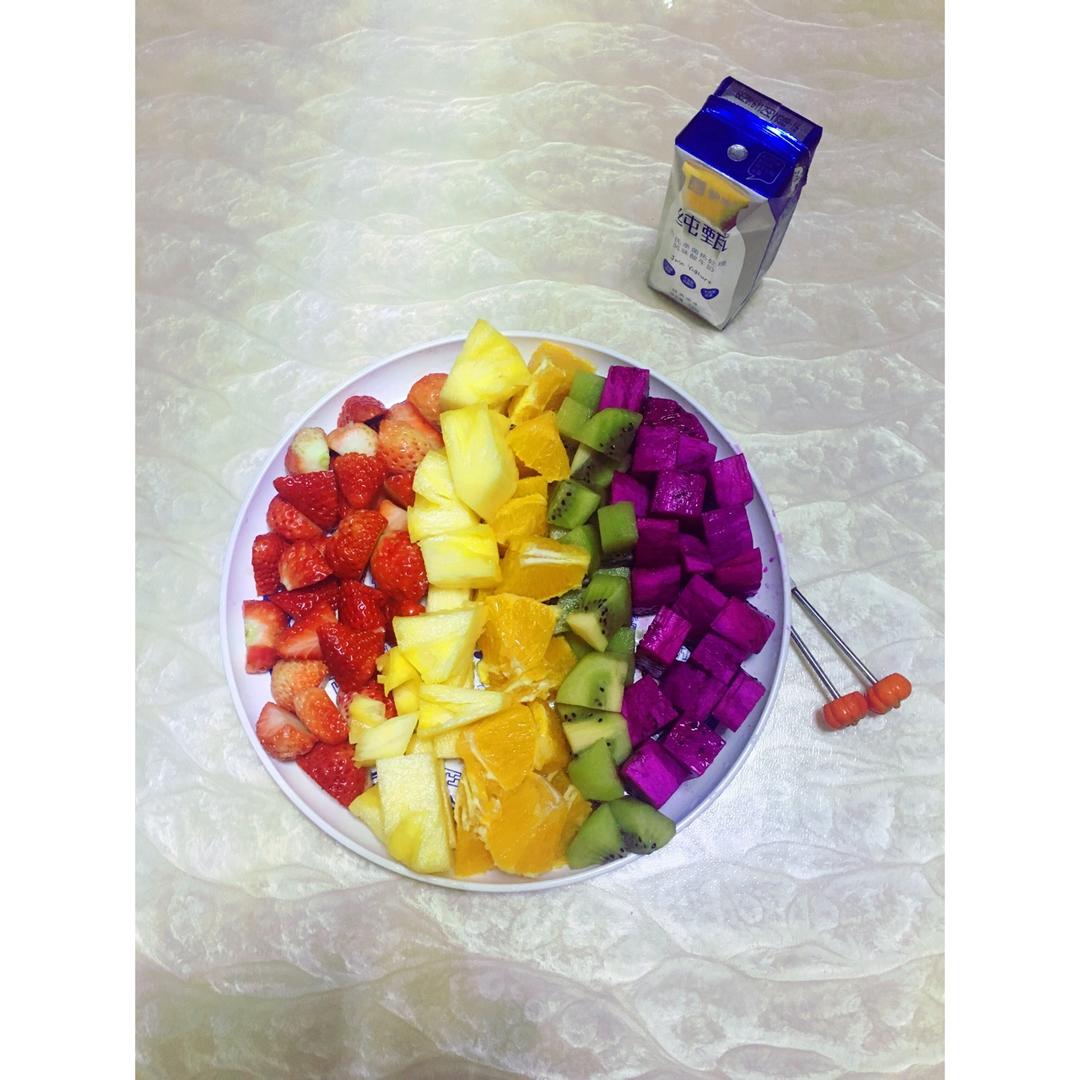 李大萌萌爱做饭做的彩虹水果拼盘