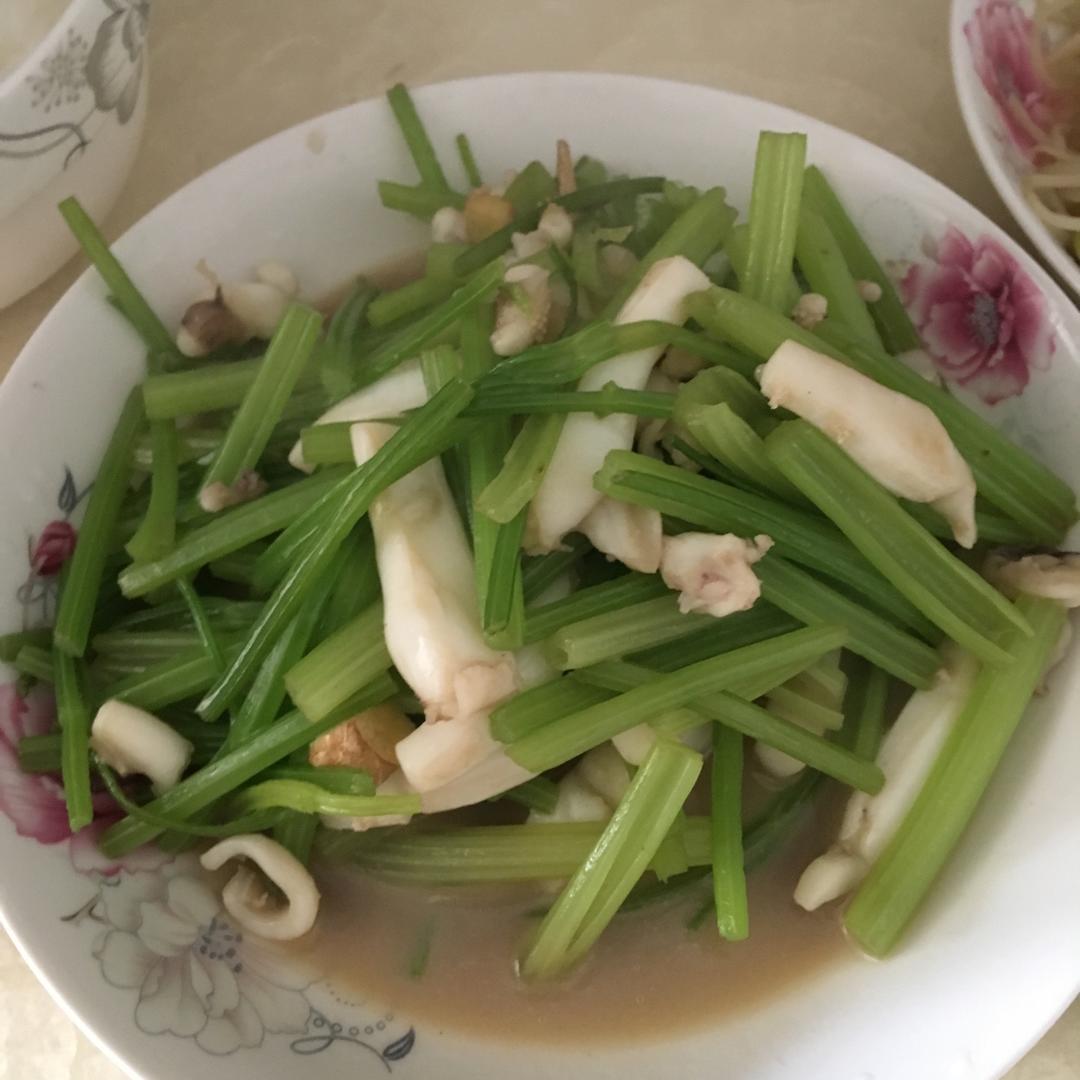 温州味家常菜！芹菜炒墨鱼（乌贼），5分钟快手菜！！