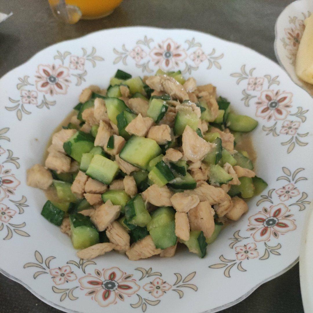 连吃三天都不腻的减脂餐~黄瓜炒鸡胸肉