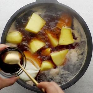 酱香脊骨炖土豆的做法 步骤2