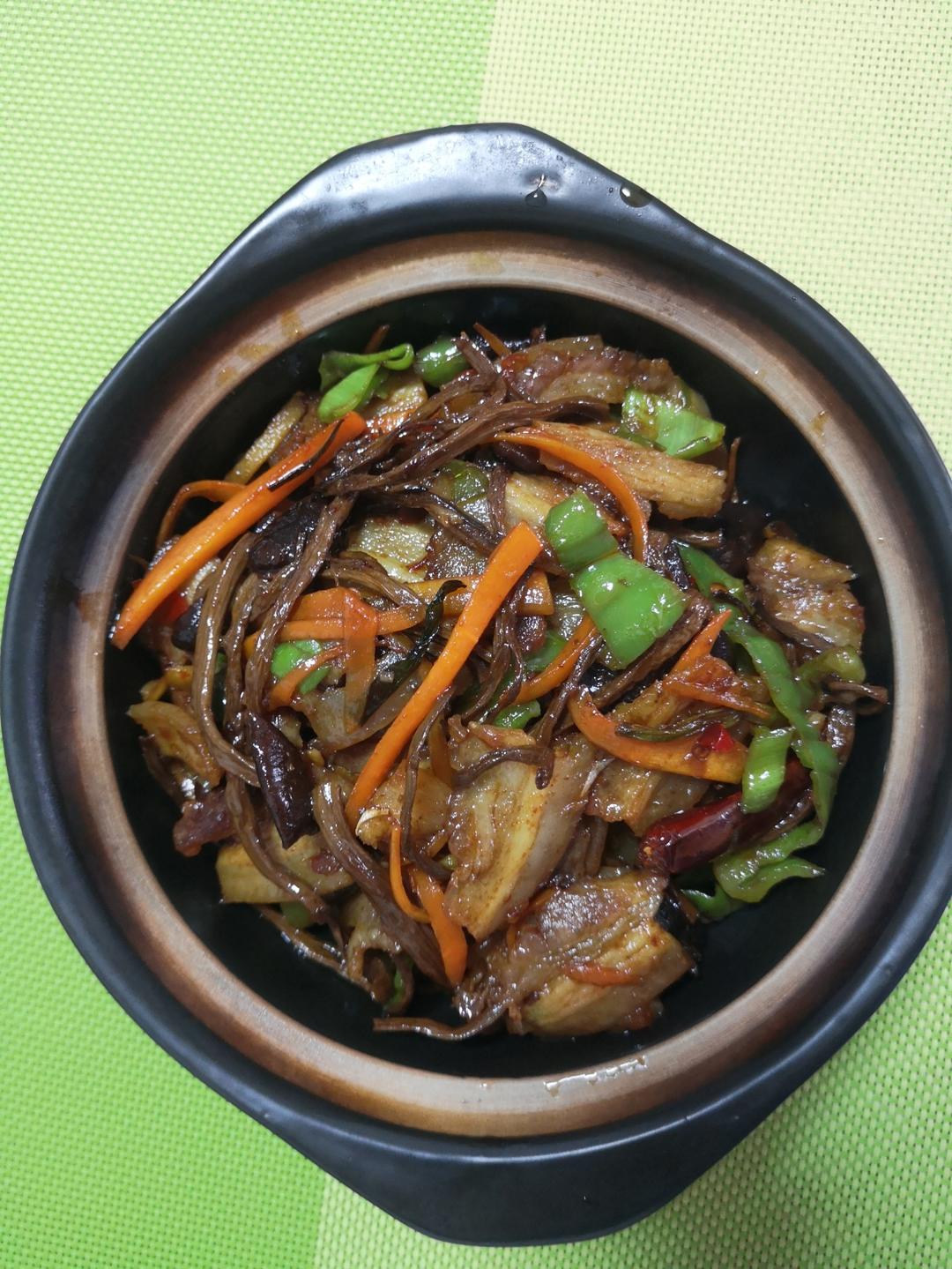 五花肉干锅茶树菇