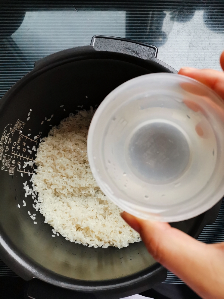 米中加两物，蒸出最美味的米饭的做法 步骤1