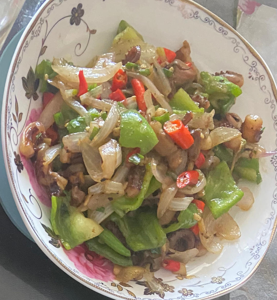 爆炒鱿鱼须，加上这一步，可以与铁板鱿鱼媲美
