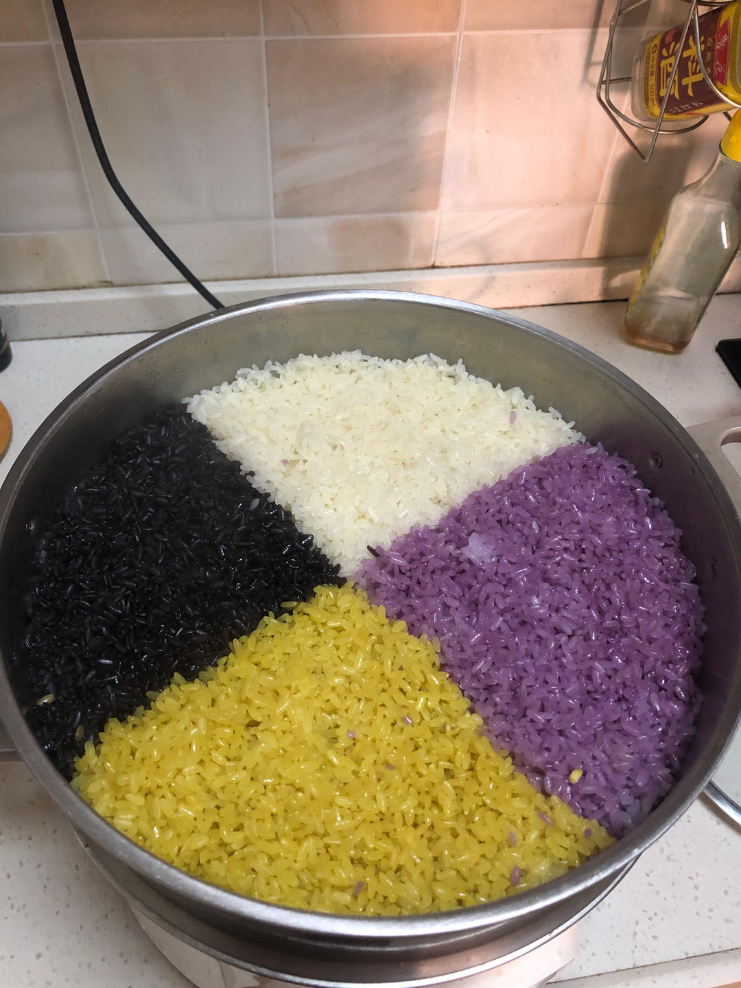 纯天然的黑色糯米饭