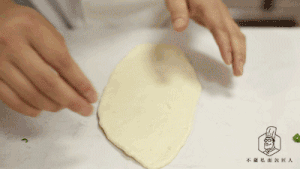 经典面包复刻：葱香肉松卷的做法 步骤10
