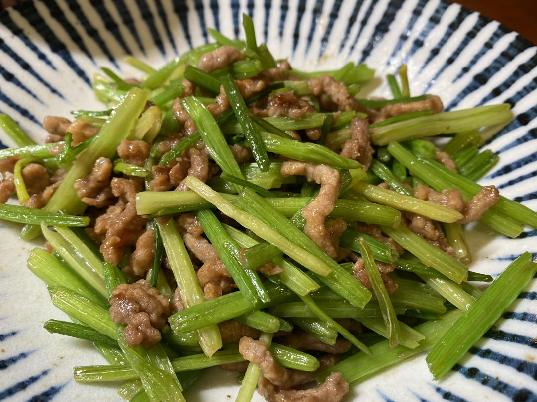 两个小窍门，教你炒出嫩滑不柴、没有腥味的芹菜炒牛肉