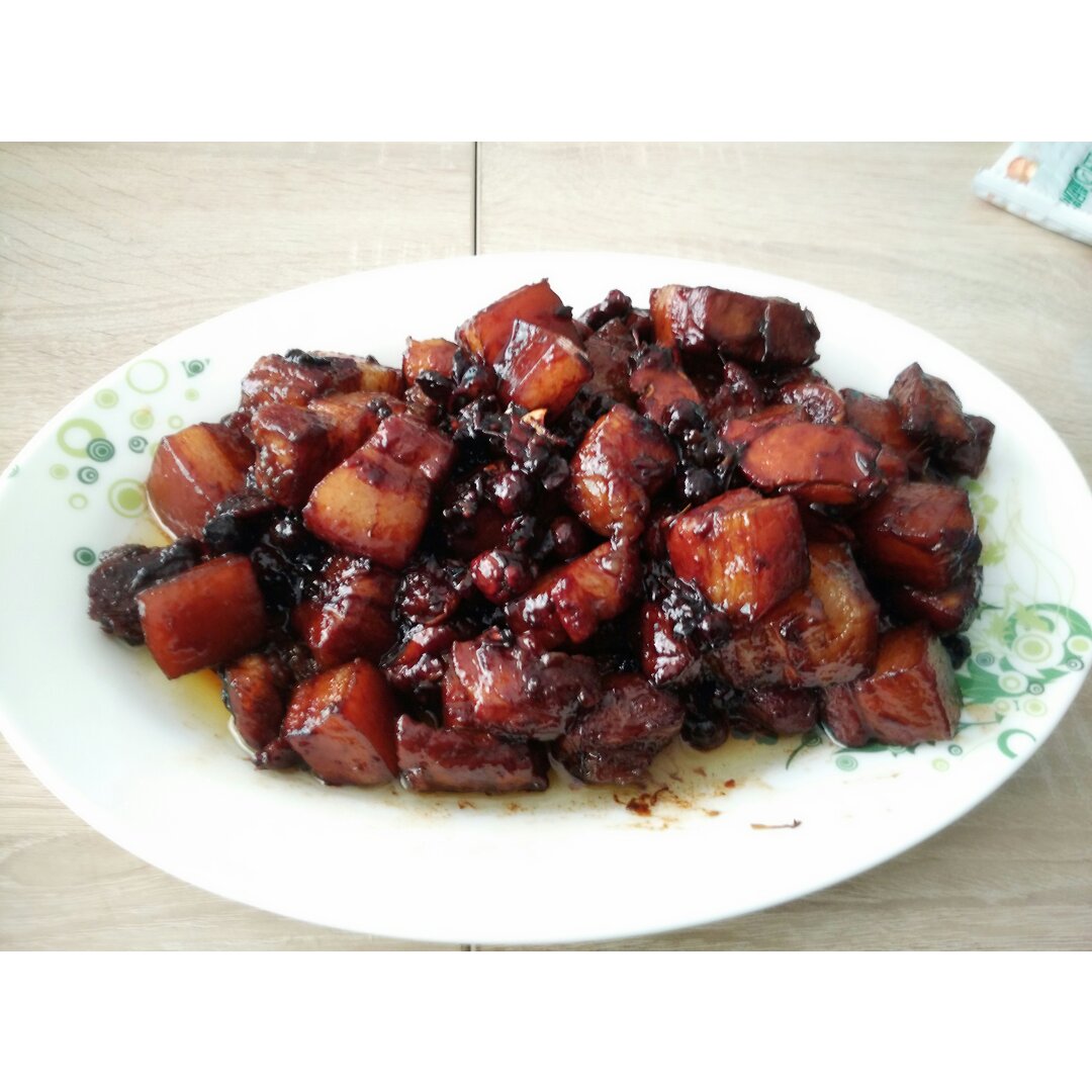 吃着碗里望着锅里的红烧肉