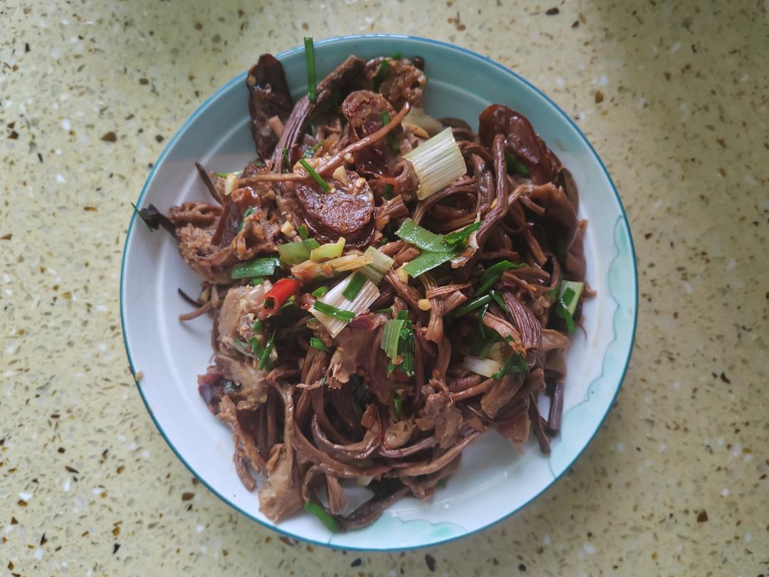 茶树菇炒腊肠真的不要太好吃！！
