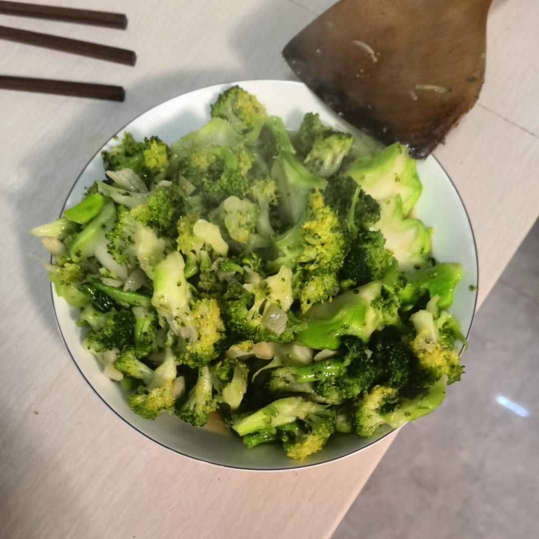 好吃到爆的耗油蒜蓉西兰花(从不修图，喜欢请关注)