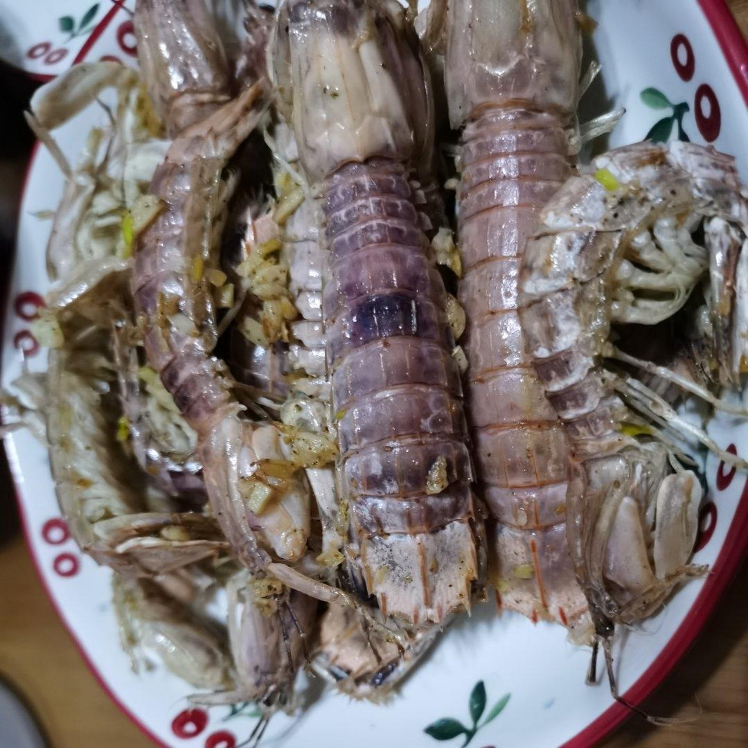 无油炸版的椒盐皮皮虾和巧拨虾壳的方法