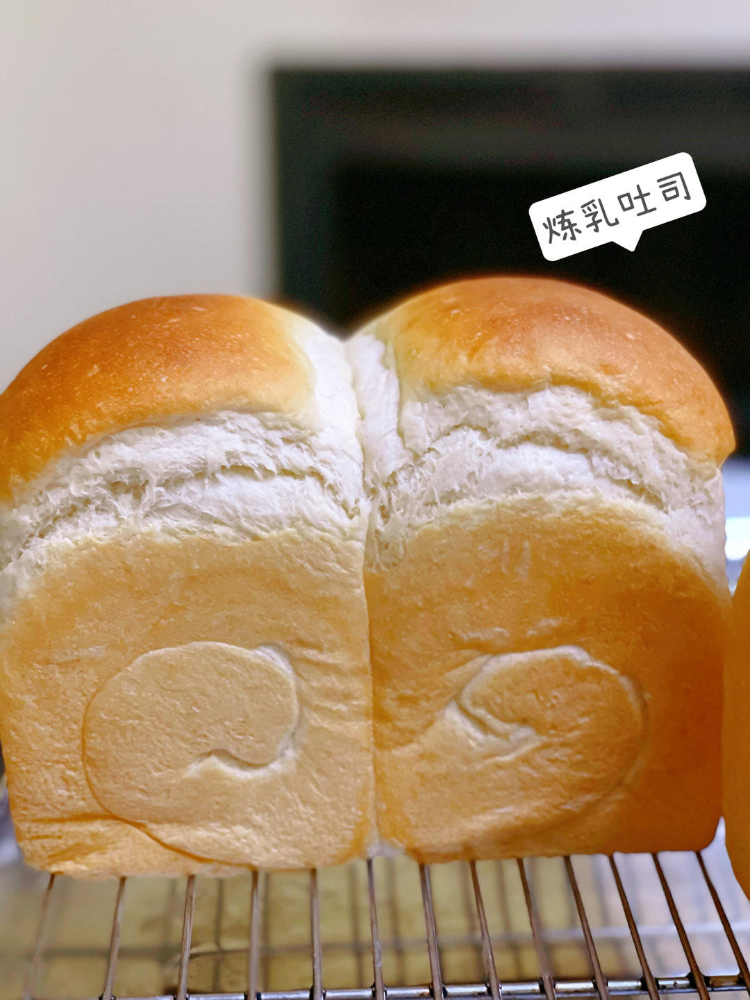 奶呼呼的厚炼乳吐司