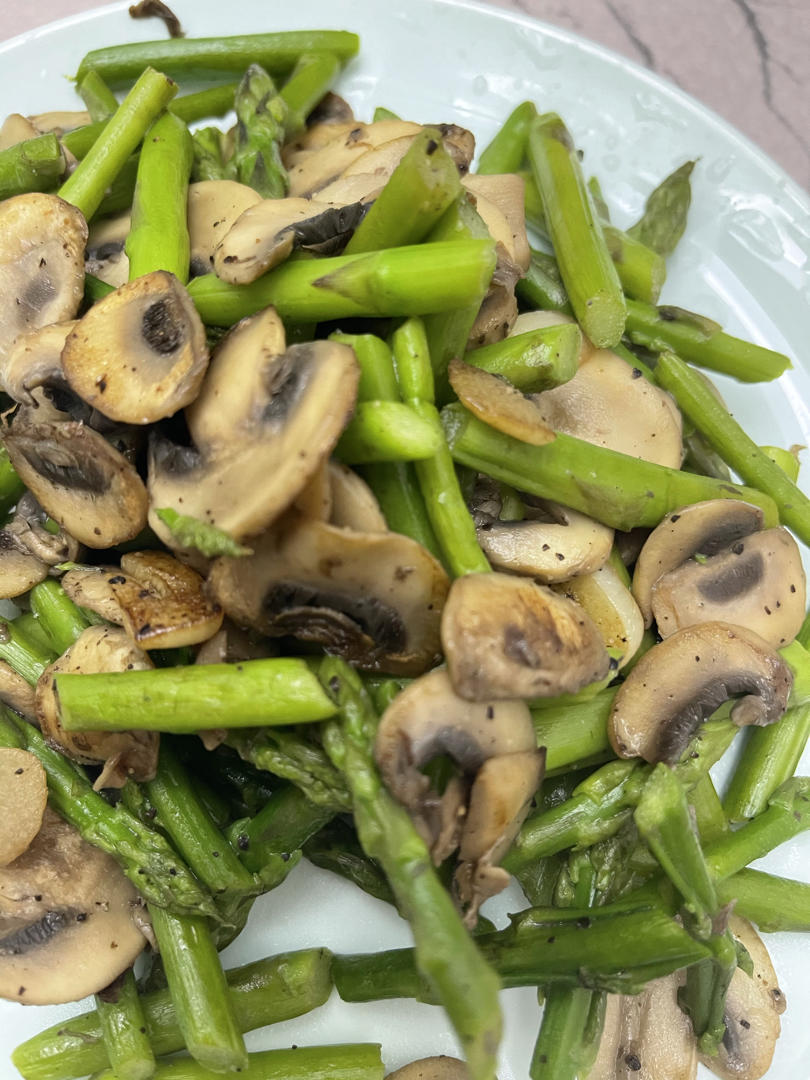 芦笋炒蘑菇