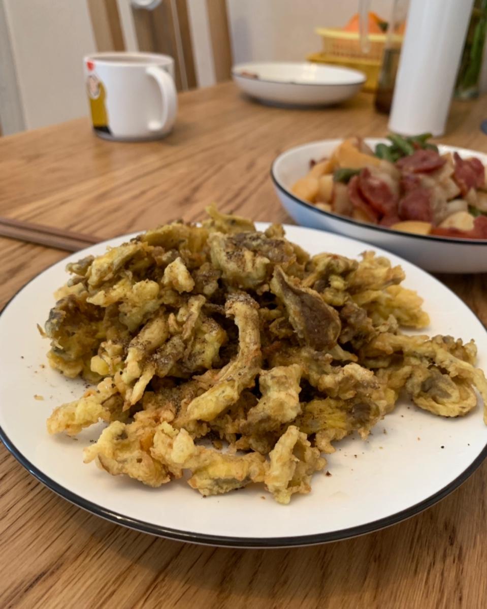 干炸蘑菇最家常做法 外酥里嫩鲜香可口 撒上椒盐竟然能吃出肉味