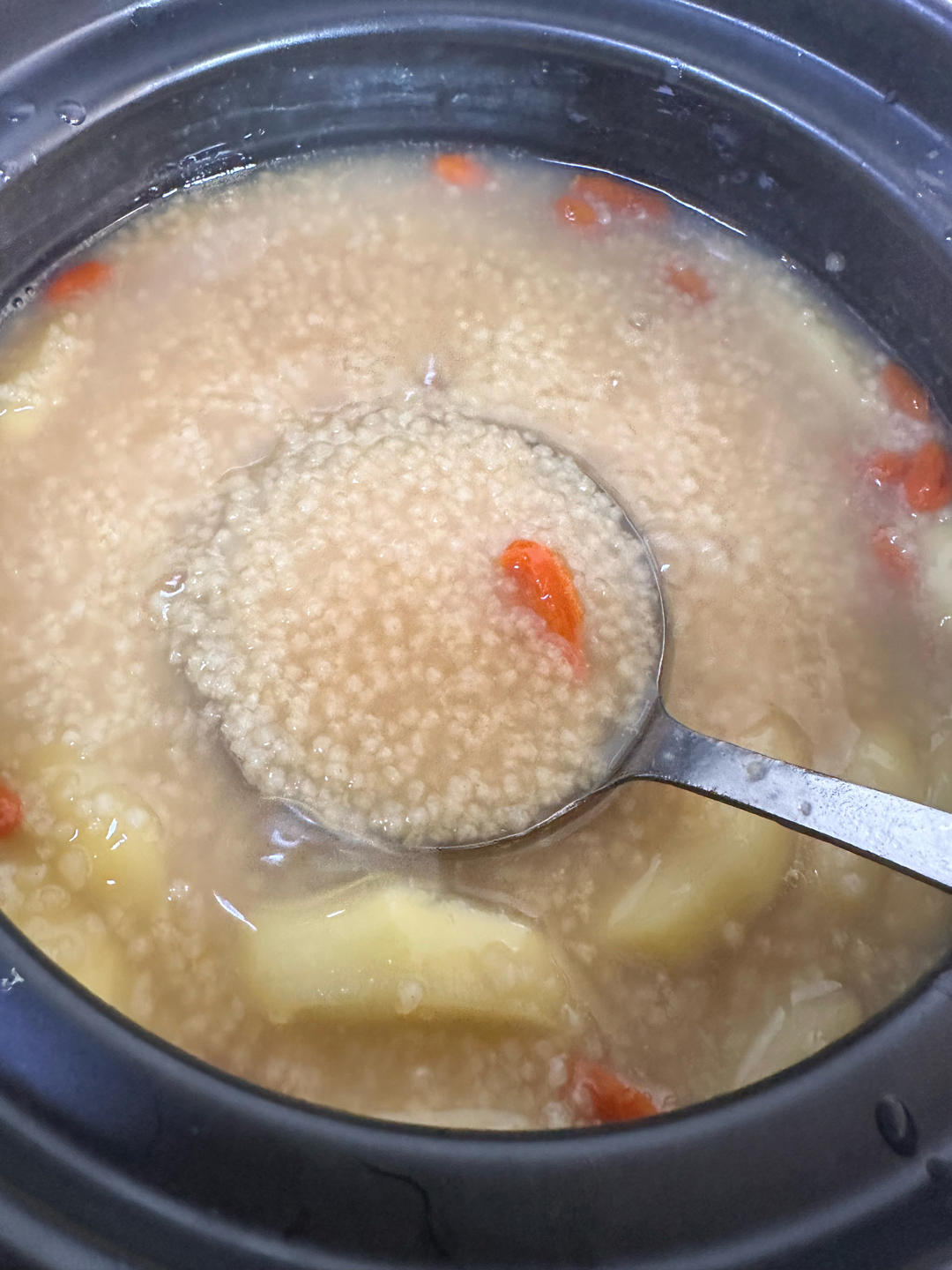 苹果枸杞红糖小米粥