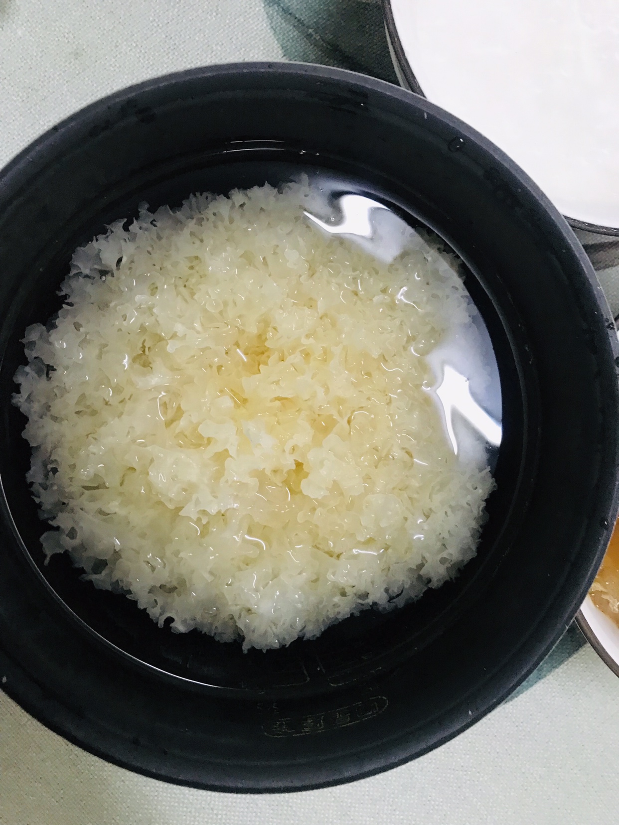 桃胶银耳皂角米炖木瓜的做法 步骤3