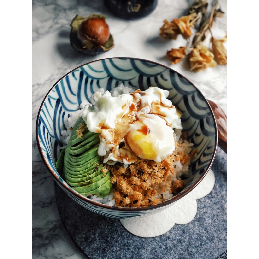 工藤一一做的牛油果海苔肉松拌饭