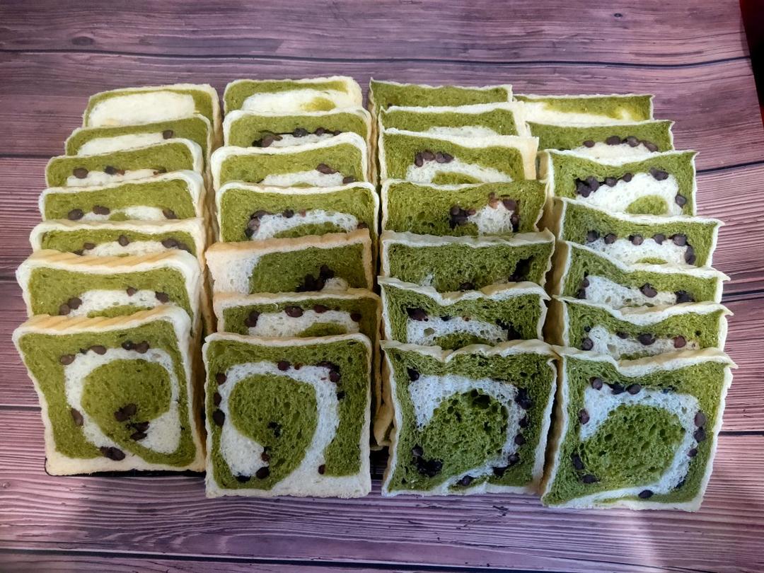 一次发酵的抹茶蜜豆双色吐司