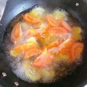 超级简单的浓浓番茄土豆汤的做法 步骤2