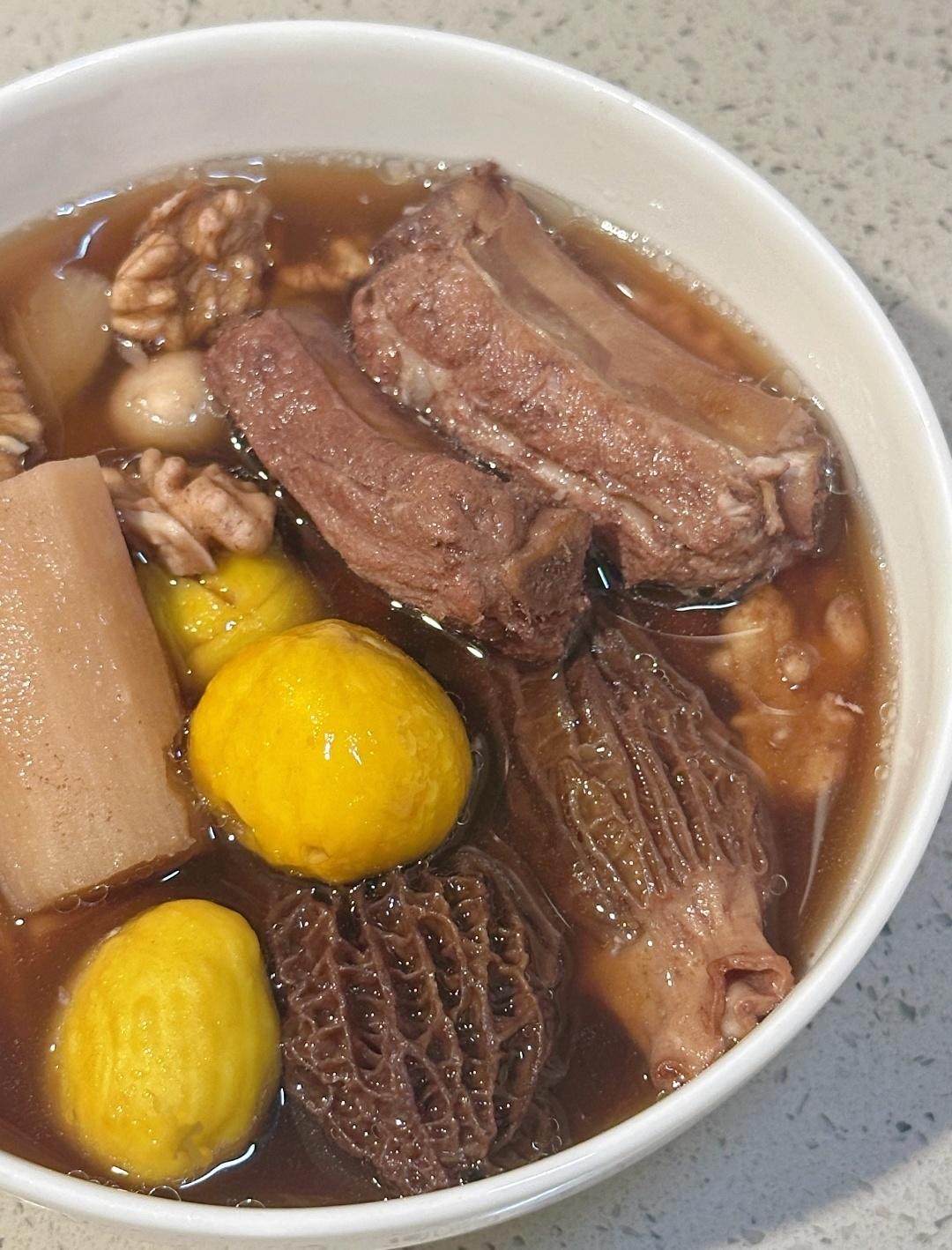 羊肚菌板栗核桃排骨汤