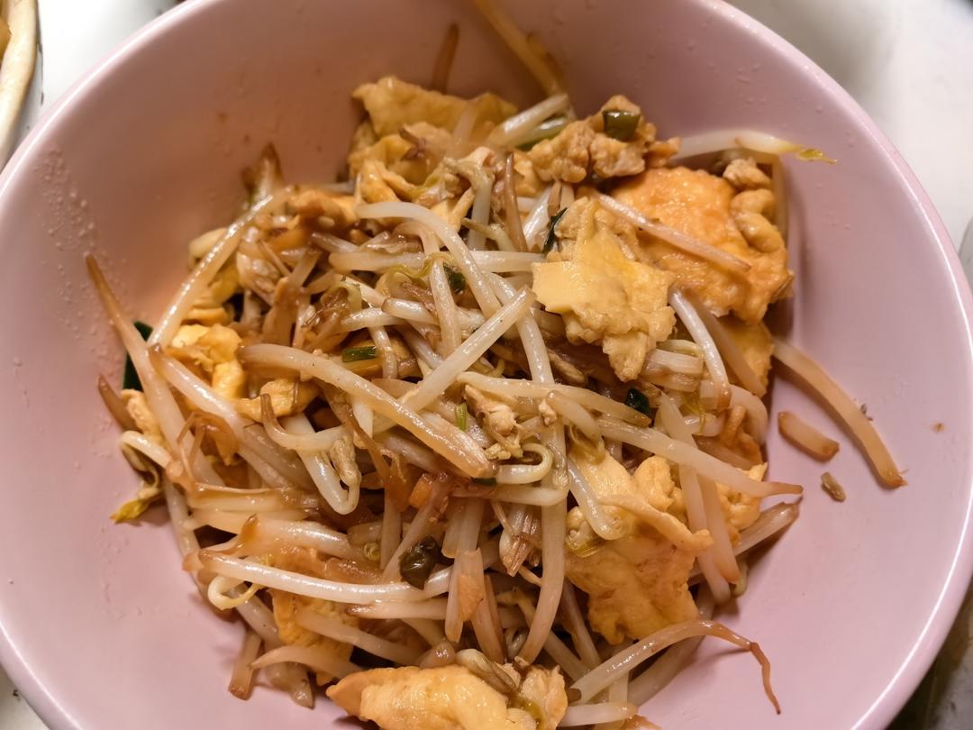 到今天才知道，豆芽竟然可以炒鸡蛋