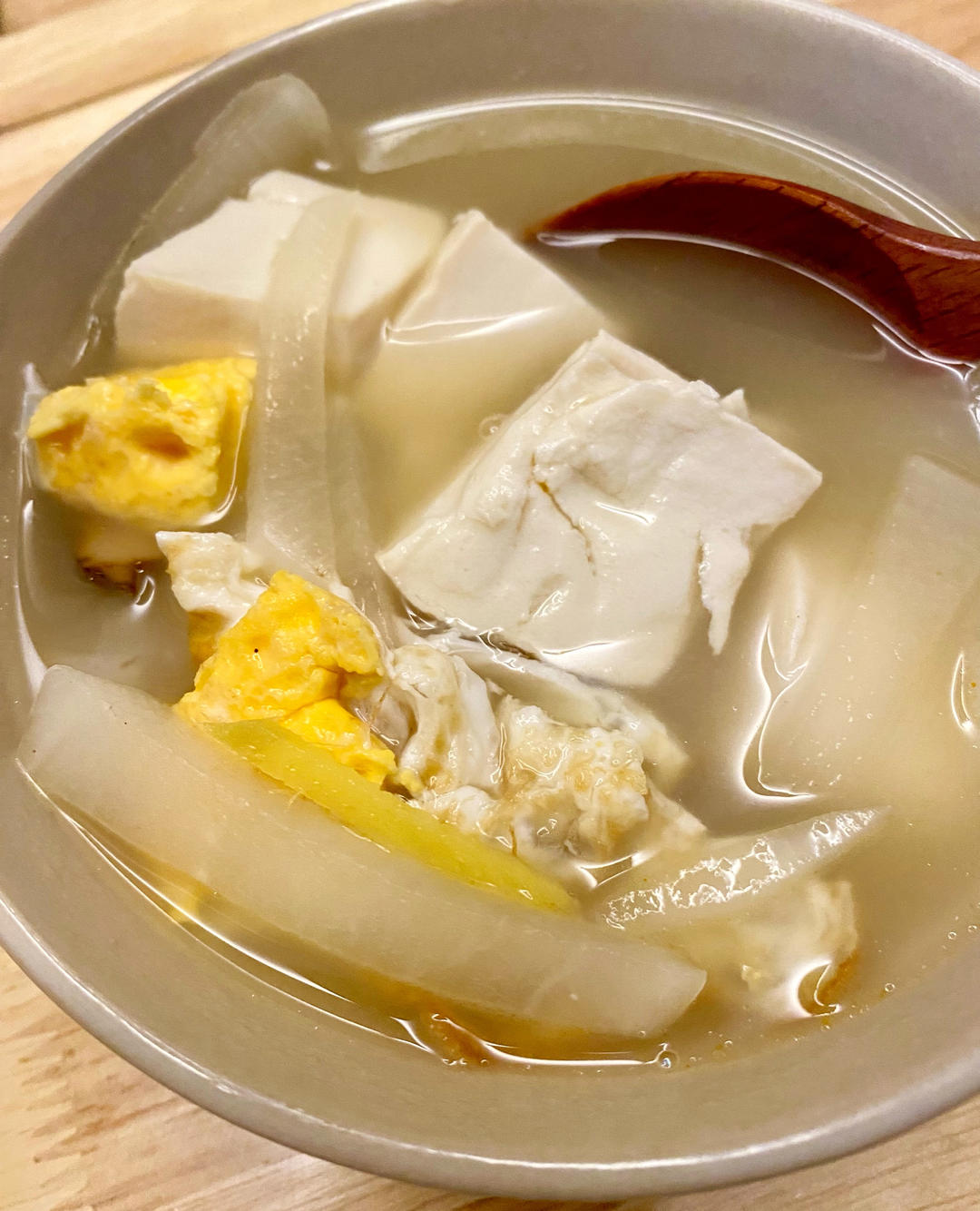 白萝卜香菇豆腐汤，入秋喝好鲜甜啊的做法 步骤3