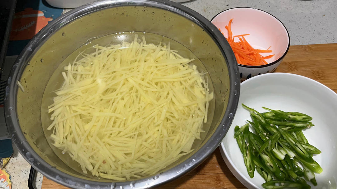 酸辣土豆丝（绝对清脆爽口，比外面卖的好吃，有诀窍！）