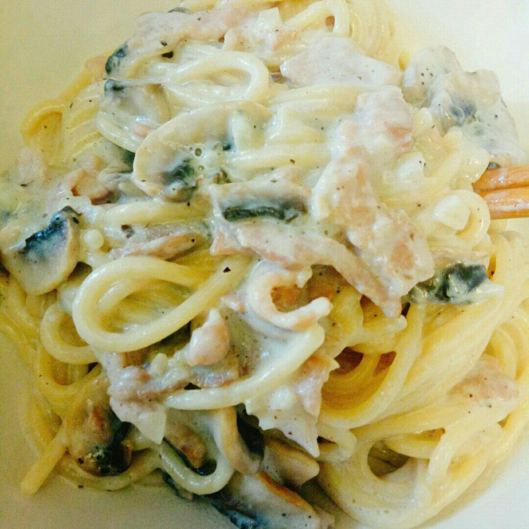 （不用奶油的）白汁培根意面