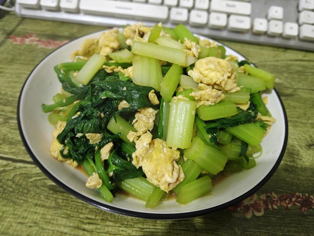 芹菜炒鸡蛋(超级简单的快手菜呀~)