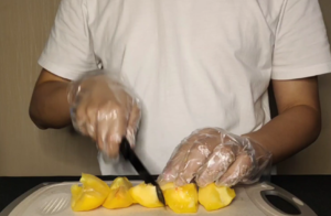 黄桃鲜果果冻的做法 步骤1
