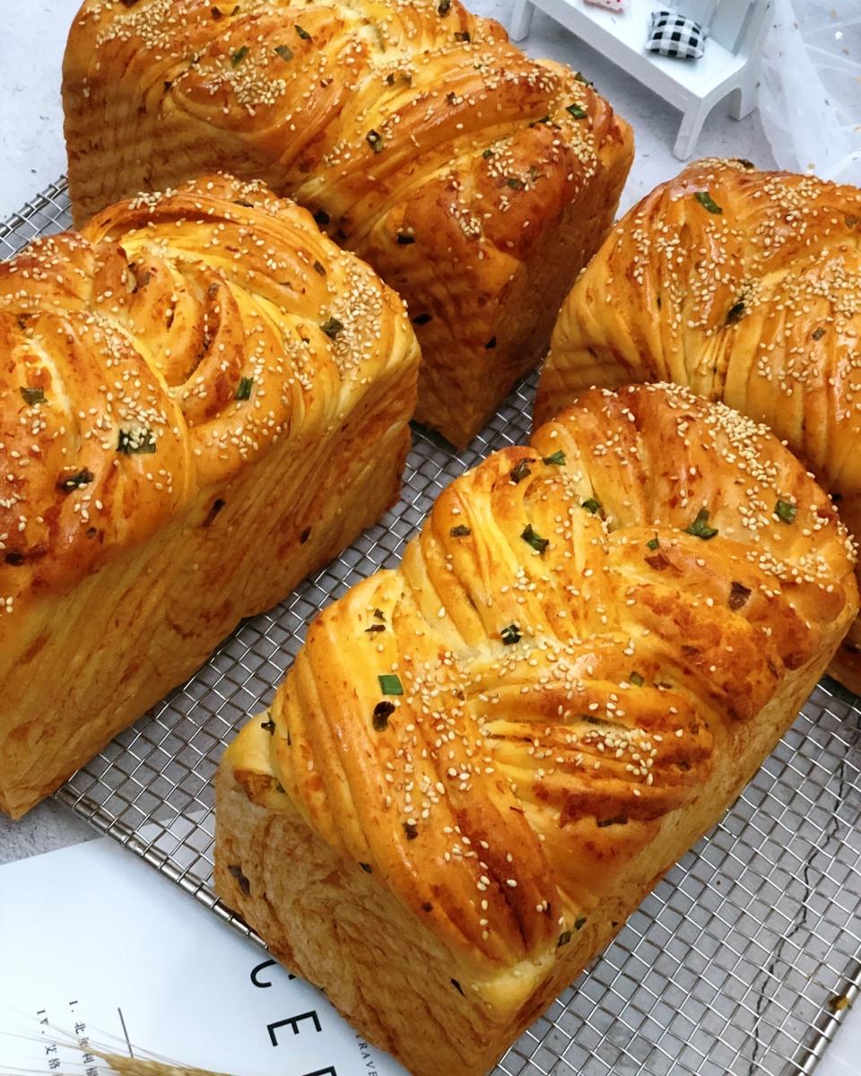 lili爱烘焙做的香葱肉松手撕吐司