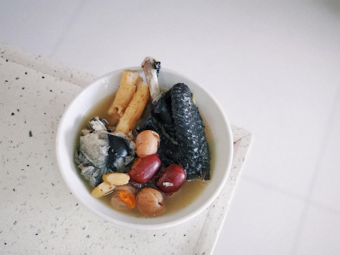 【滋阴养颜】当归党参黄芪乌鸡汤