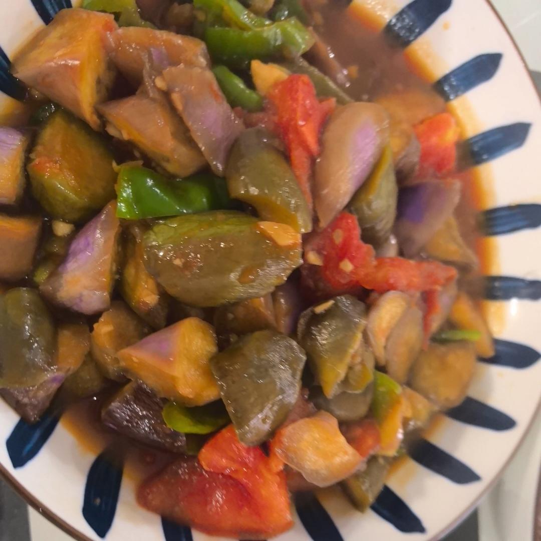 红烧茄子（佐西红柿尖椒）