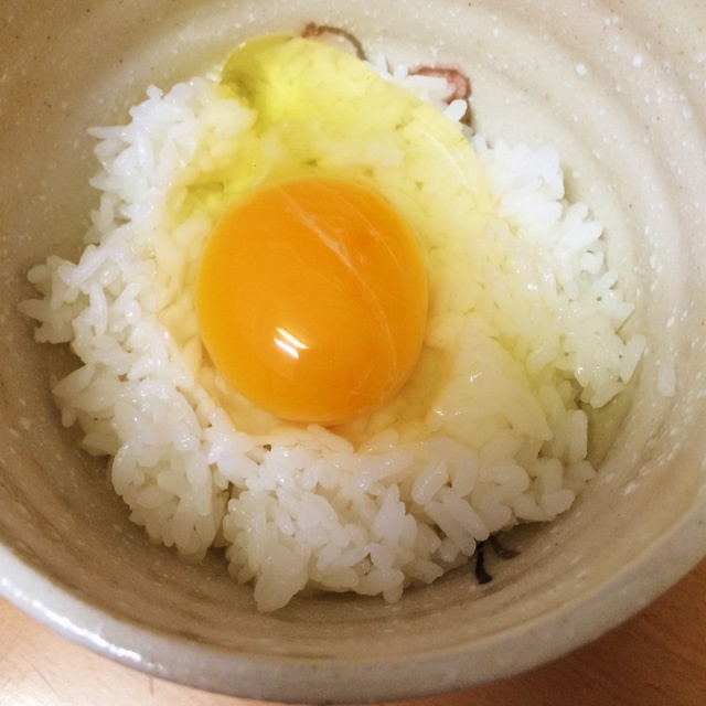 生鸡蛋盖饭