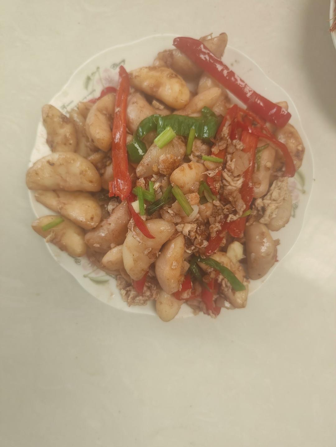 清炒嫩菱角，味道甘甜，小孩子好喜欢吃