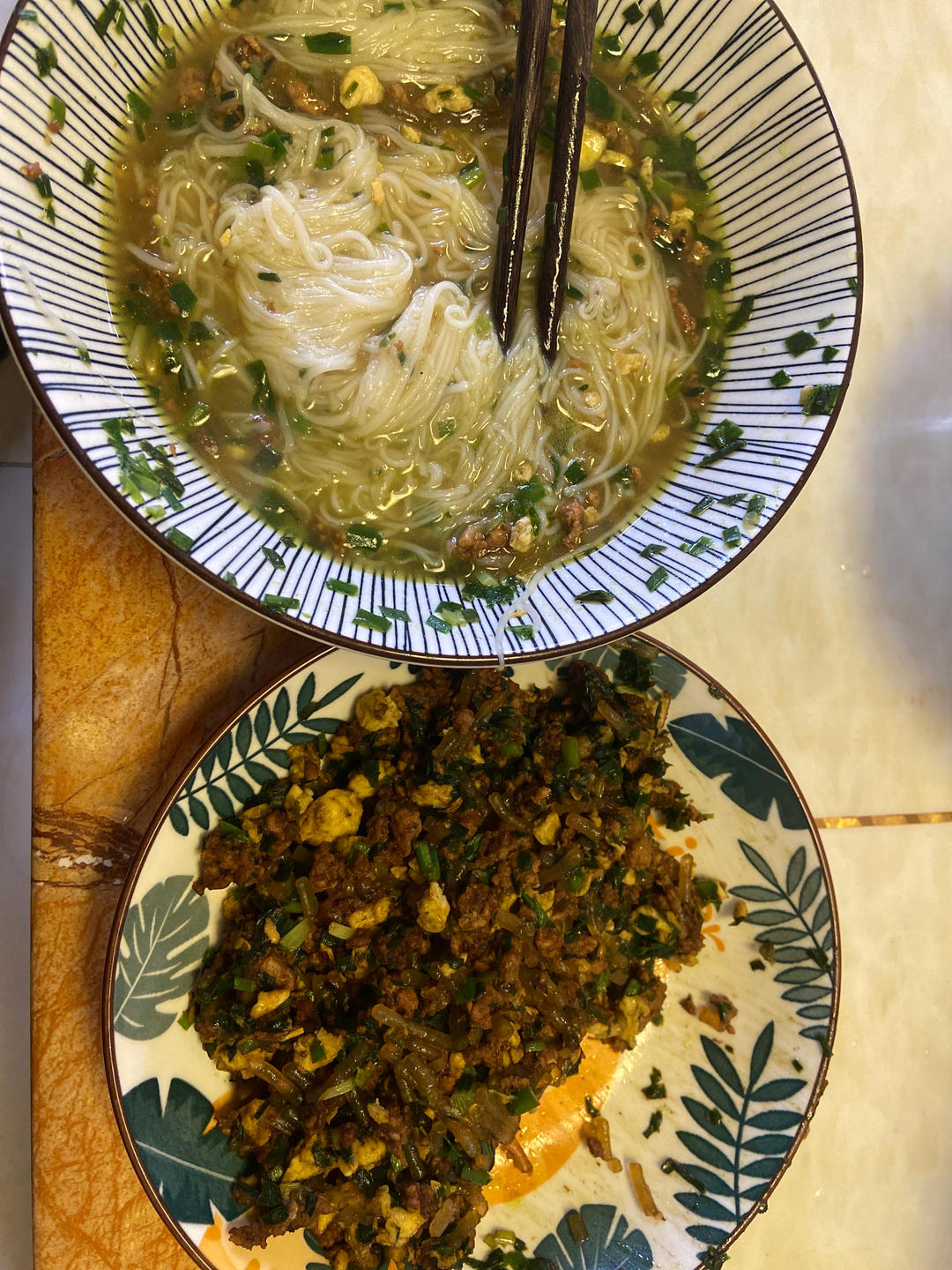 韭菜肉沫热汤面